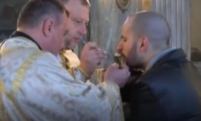 Yunanistan'da kiliselerin ayin ısrarı tartışma yarattı