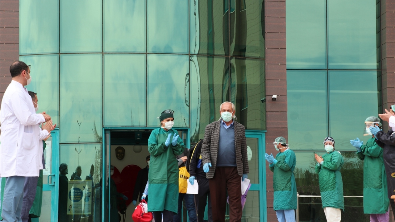 Halktan beklentilerinin izolasyona devam etmeleri olduğunu aktaran Çelen, el yıkama alışkanlığının maksimum seviyede tutulması gerektiğini belirtti.