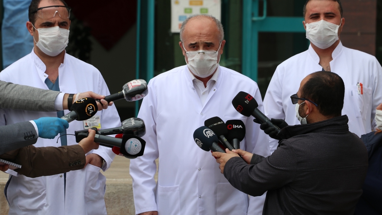 DÜ Rektör Yardımcısı Prof. Dr. Ali Kemal Kadiroğlu, 63 klinik ve 42 yoğun bakım yatağına sahip hastanede koronavirüse karşı mücadele ettiklerini söyledi.