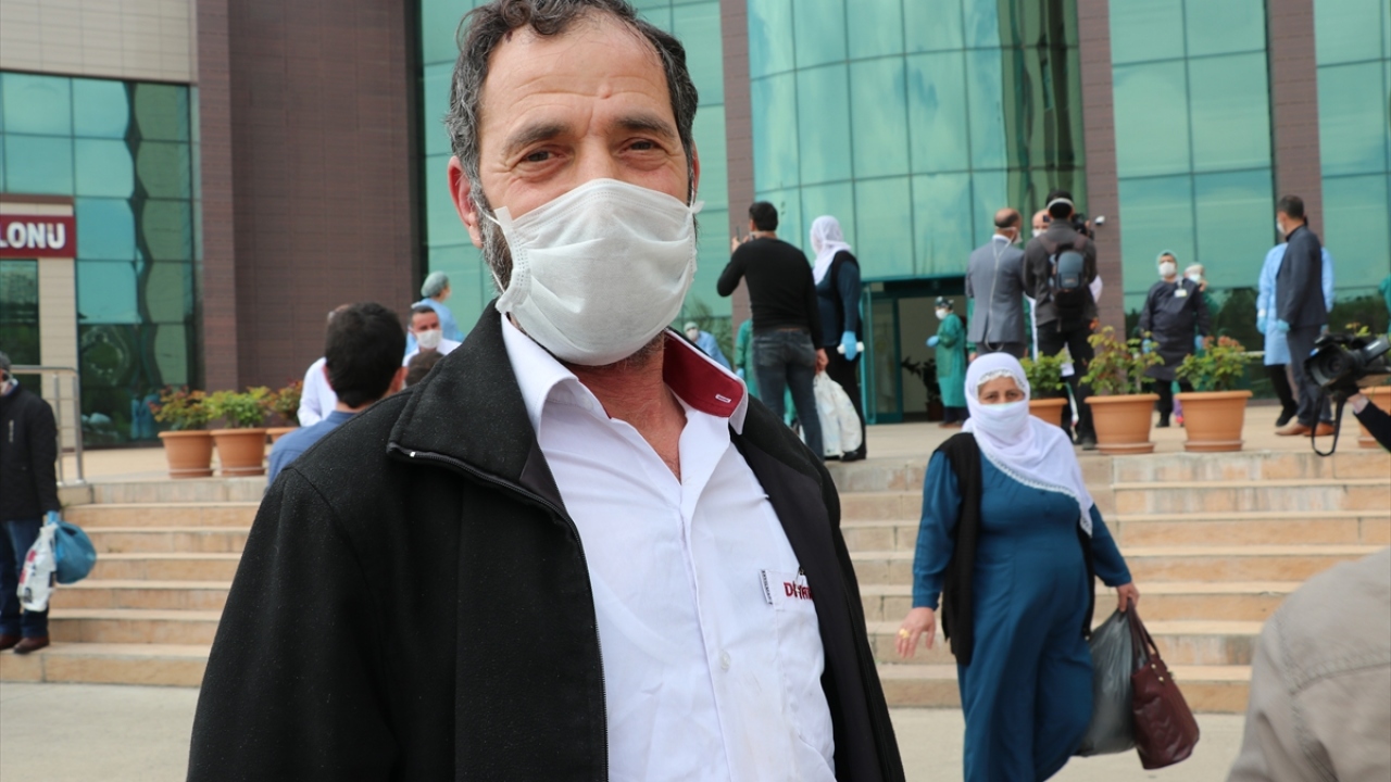 Ahmet Ergin de şeker hastası olduğunu anlatarak, 4 günlük tedavi sürecinin ardından taburcu edildiğini, kendisini evinde izole edeceğini söyledi.