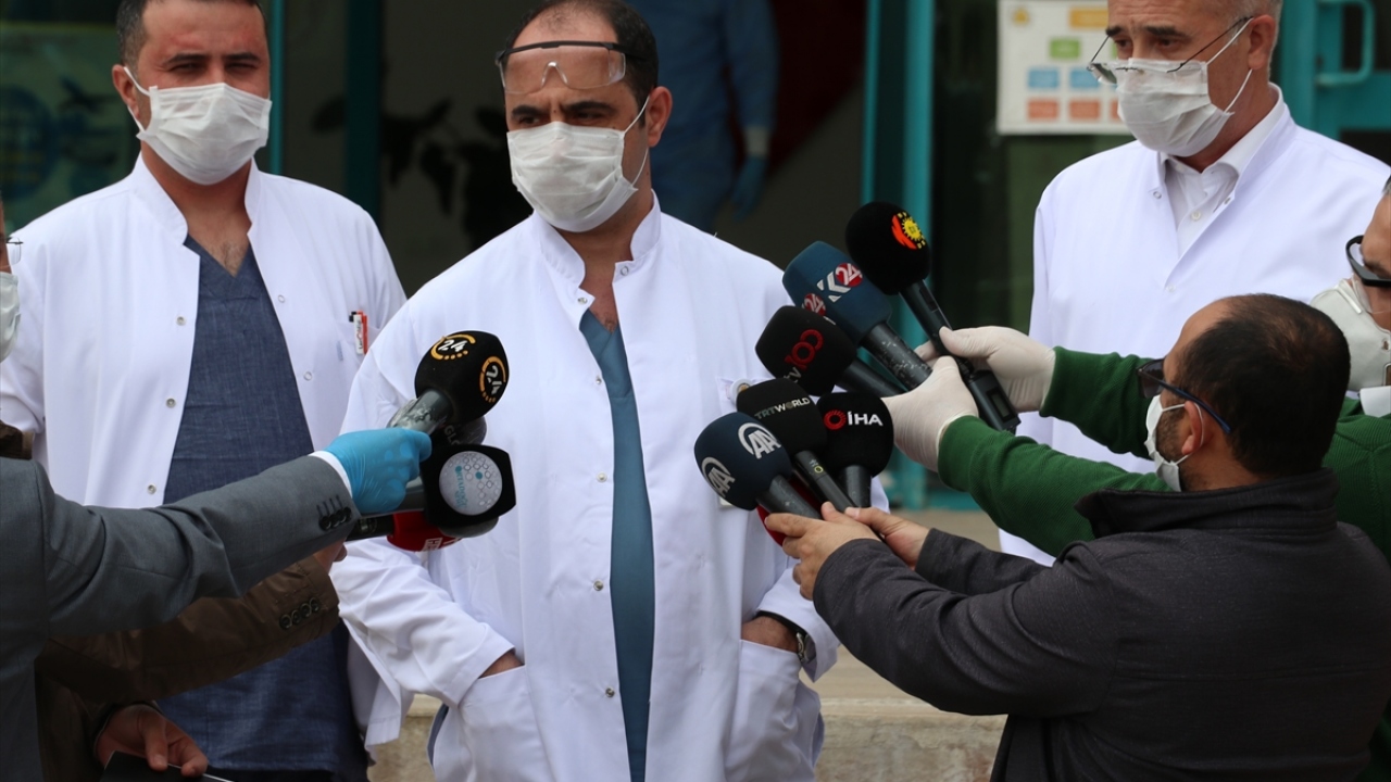 DÜ Enfeksiyon Hastalıkları Kliniği Ana Bilim Dalı Başkanı Prof. Dr. Mustafa Kemal Çelen ise hastalara tüm rutin tanı ve tedavi yöntemlerini uyguladıklarını ifade etti.