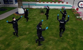 Zeybek oynayan polis ekipleri vatandaşlara moral verdi