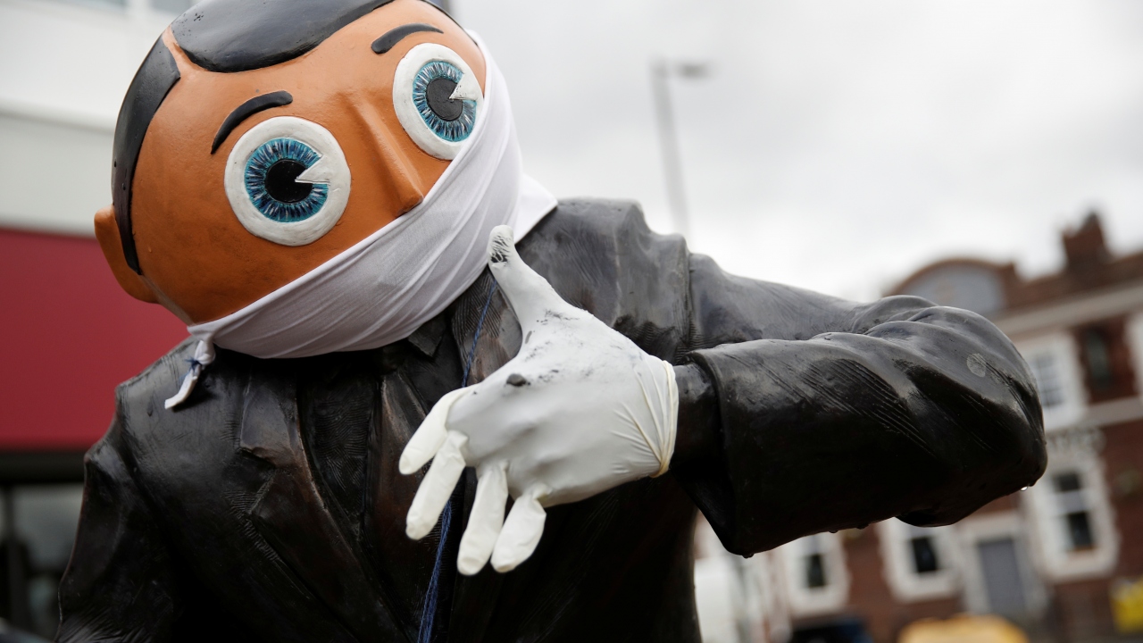 İngiltere / Frank Sidebottom Heykeli