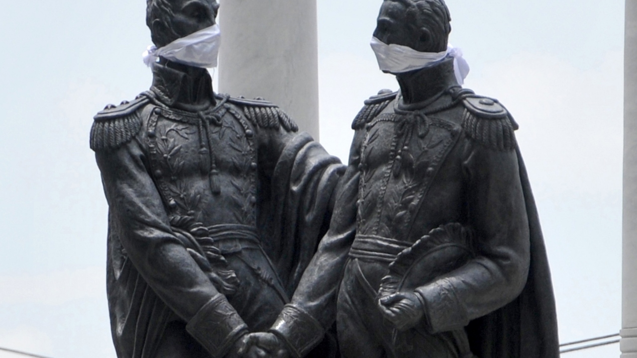 Ekvador / Simon Bolivar ve Jose de San Martin için yapılan heykeller