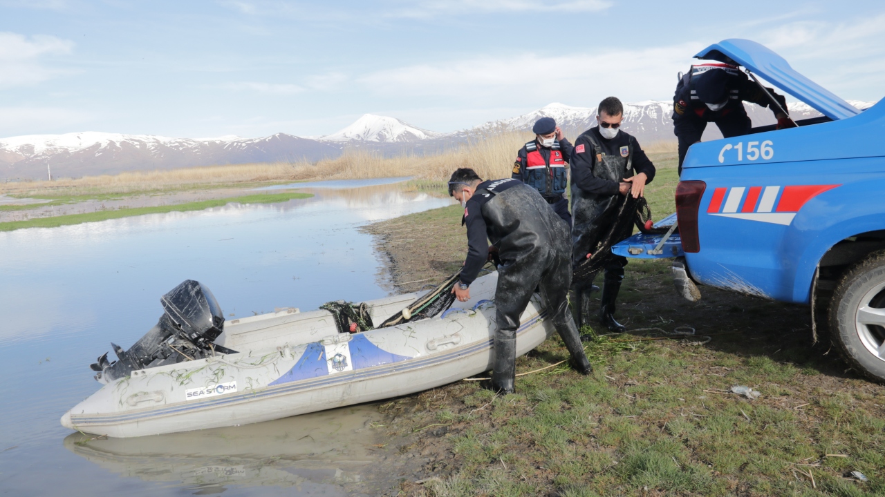 Van Yüzüncü Yıl Üniversitesi Su Ürünleri Fakültesi Dr. Öğr. Üyesi Mustafa Akkuş, inci kefalinin üreme dönemine girdiği için av yasağının başladığını söyledi.