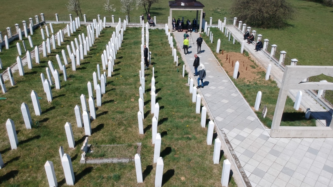 Birkaç gün önce Ahmiçi`de 27 yıl önce katledilen bir aileyi daha defnettiklerini anımsatan Adilovic, 16 Nisan 1993`te yaşananların asla unutulmaması gerektiğini vurguladı. 