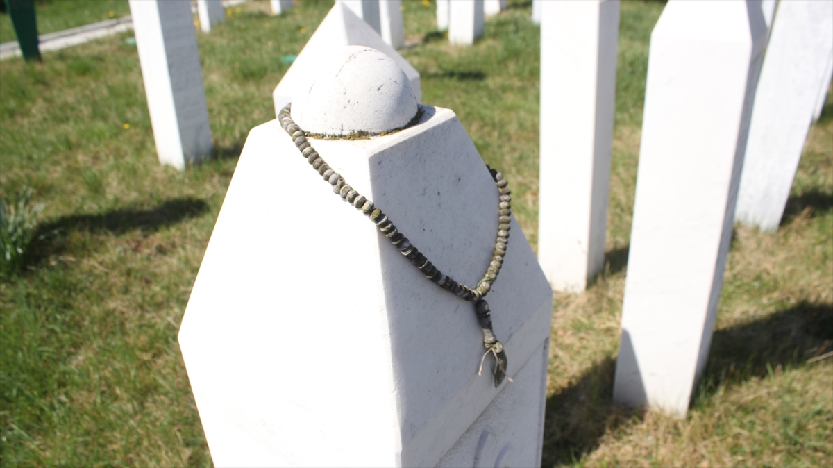 Bu arada, her yıl geleneksel olarak düzenlenen Adalet Yolu Yürüyüşü`ne bu yıl salgın tedbirleri kapsamında yalnızca 10 kişi katıldı. Grup, katliam kurbanlarının defnedildiği Vitez şehrindeki mezarlığı ziyaret ederek dua etti.