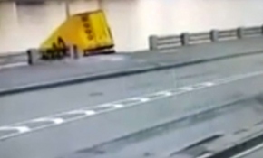 Rusya'da kontrolden çıkan tır nehre uçtu