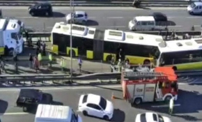 Avcılar'da iki metrobüs çarpıştı