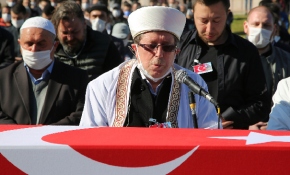 Irak şehidinin cenaze namazını babası kıldırdı