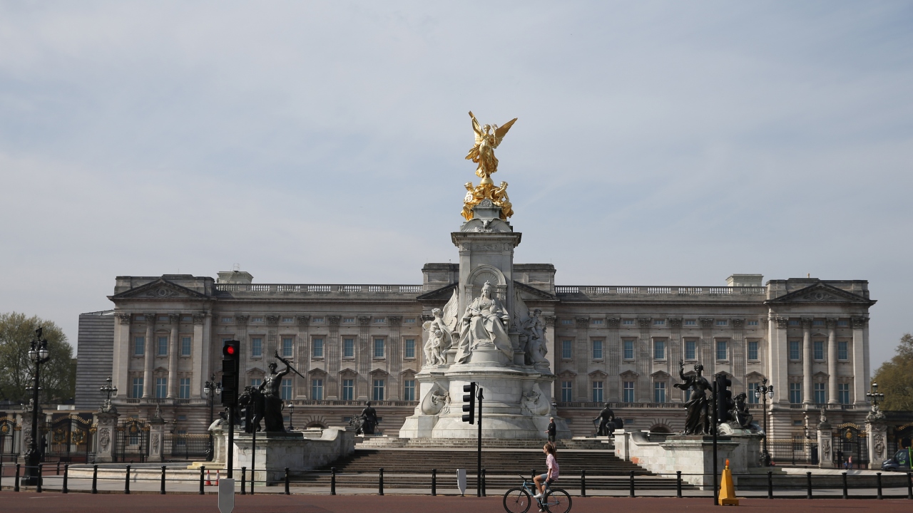Londra`da normalde yoğunluğun yaşandığı Buckingham Sarayı ve çevresinin tenhalaştığı görüldü.