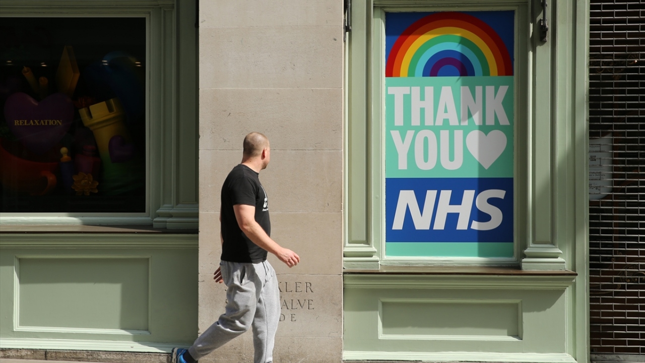 Londra sokaklarına Ulusal Sağlık Sistemi`ne (NHS) teşekkür mesajı içeren afişler asıldı.