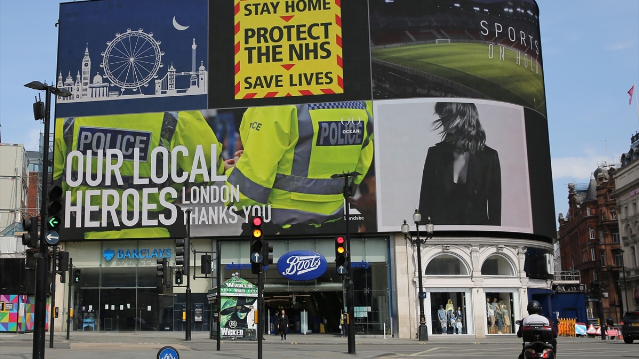 Londra`da Piccadilly Meydanı`ndaki billbordlarda sağlık ve güvenlik çalışanlarına teşekkür mesajı yer aldı.