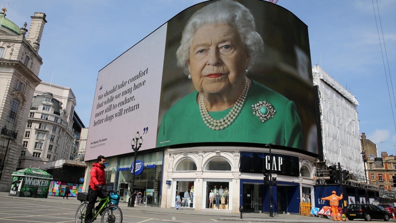 Londra`da Piccadilly Meydanı`ndaki billbordlarda Kraliçe 2. Elizabeth`in bugünlerin geride kalacağını ifade ettiği koronavirüs mesajı yer aldı.