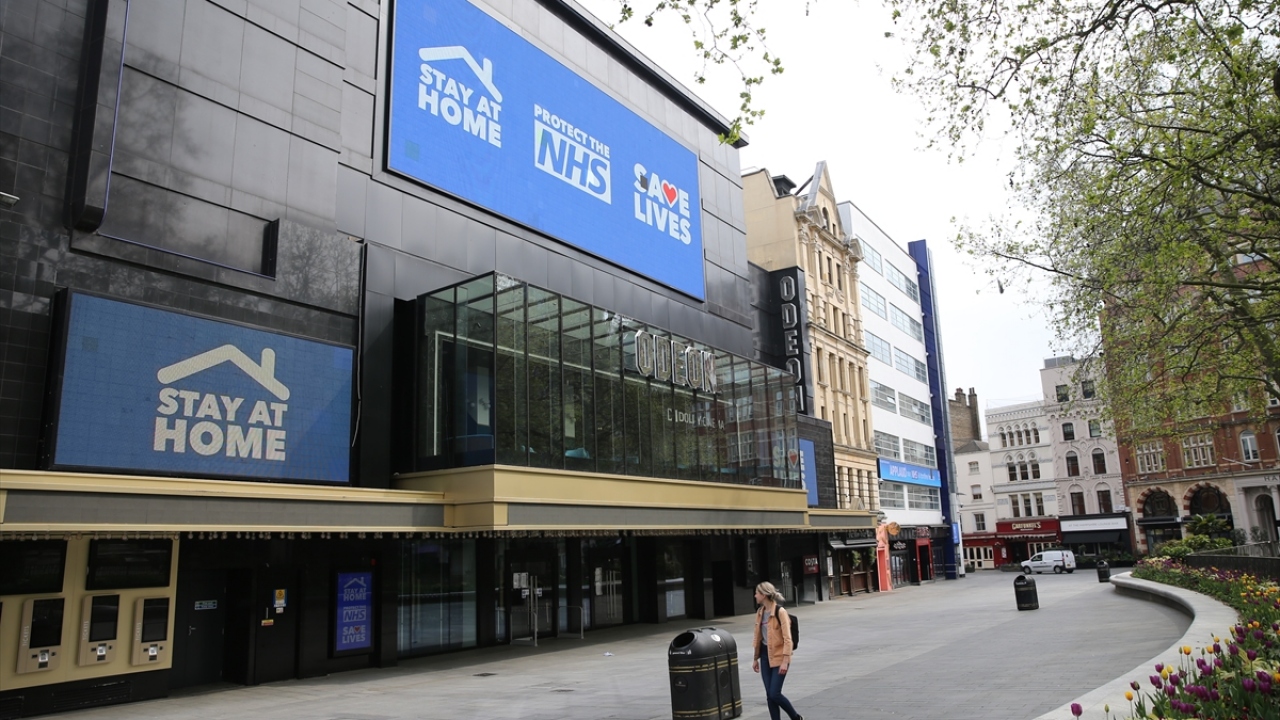 Londra`daki Leicester Meydanı`nda vatandaşlara evde kalmalarını tavsiye eden mesajlar asıldı.