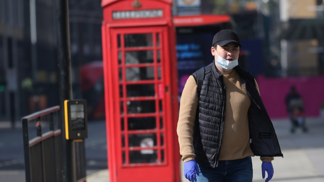 Londra`da sokağa çıkan vatandaşlar maske takarak önlem almaya çalıştı.