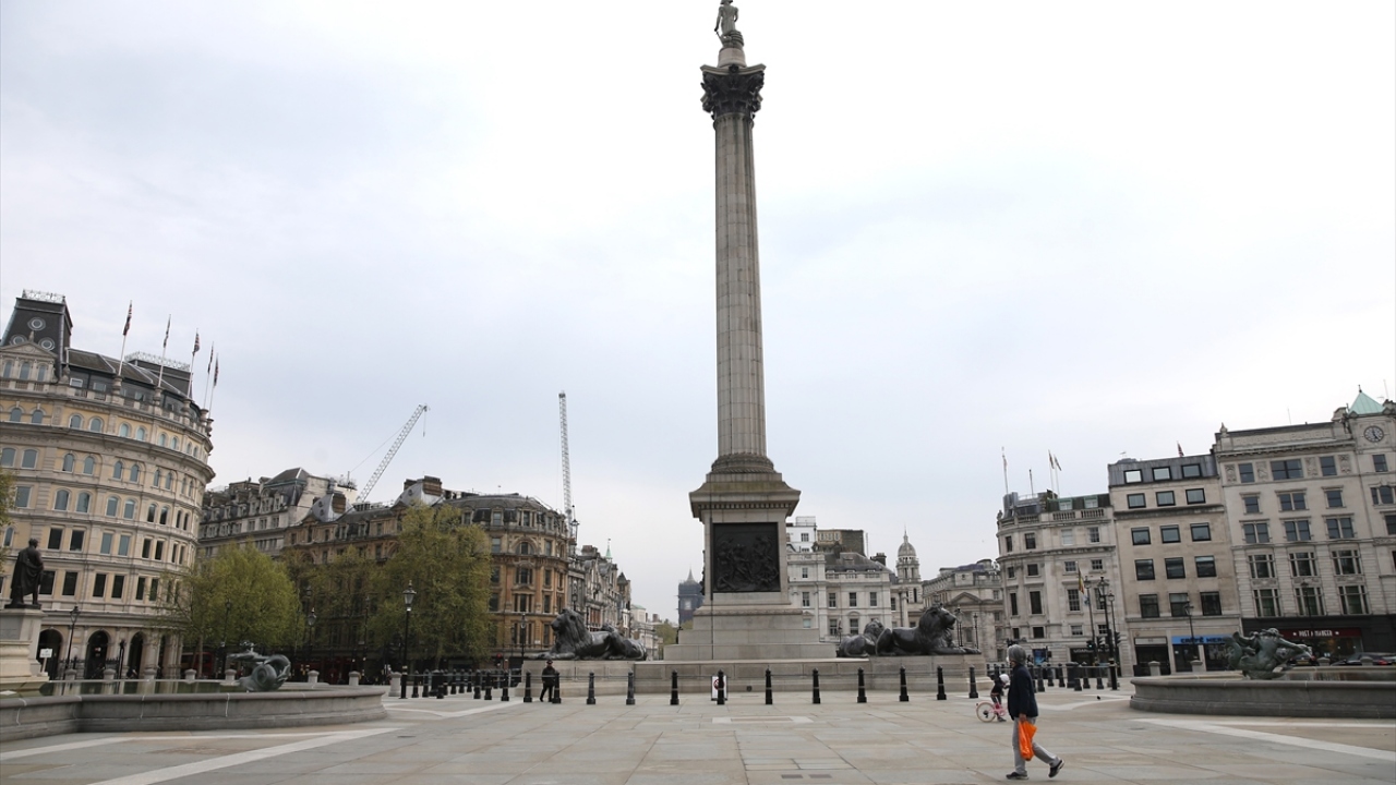 Londra normalde insan yoğunluğunun yaşandığı Trafalgar Meydanı`nın tenhalaştığı görüldü.
