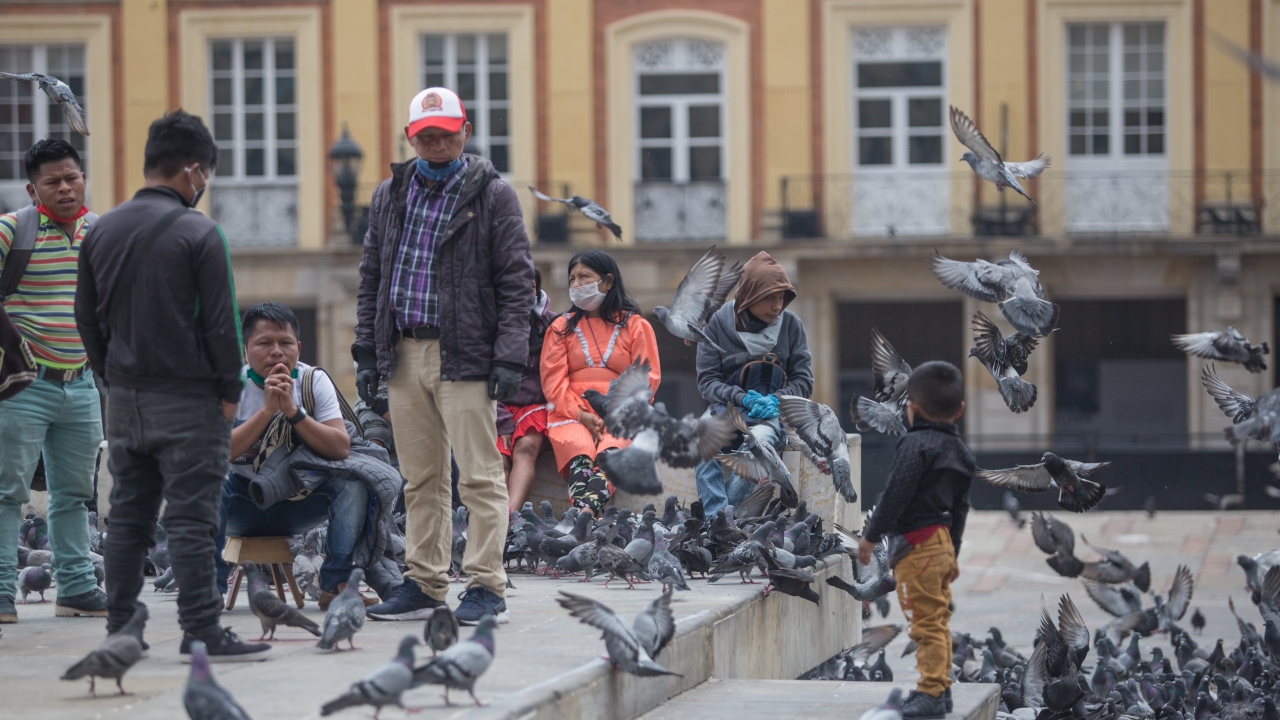 Başkentin meydanlarında aile ve çocuklarıyla devletten yardım bekleyen Embera yerlileri bir yandan da koronavirüs salgınına karşı savaş veriyor.
