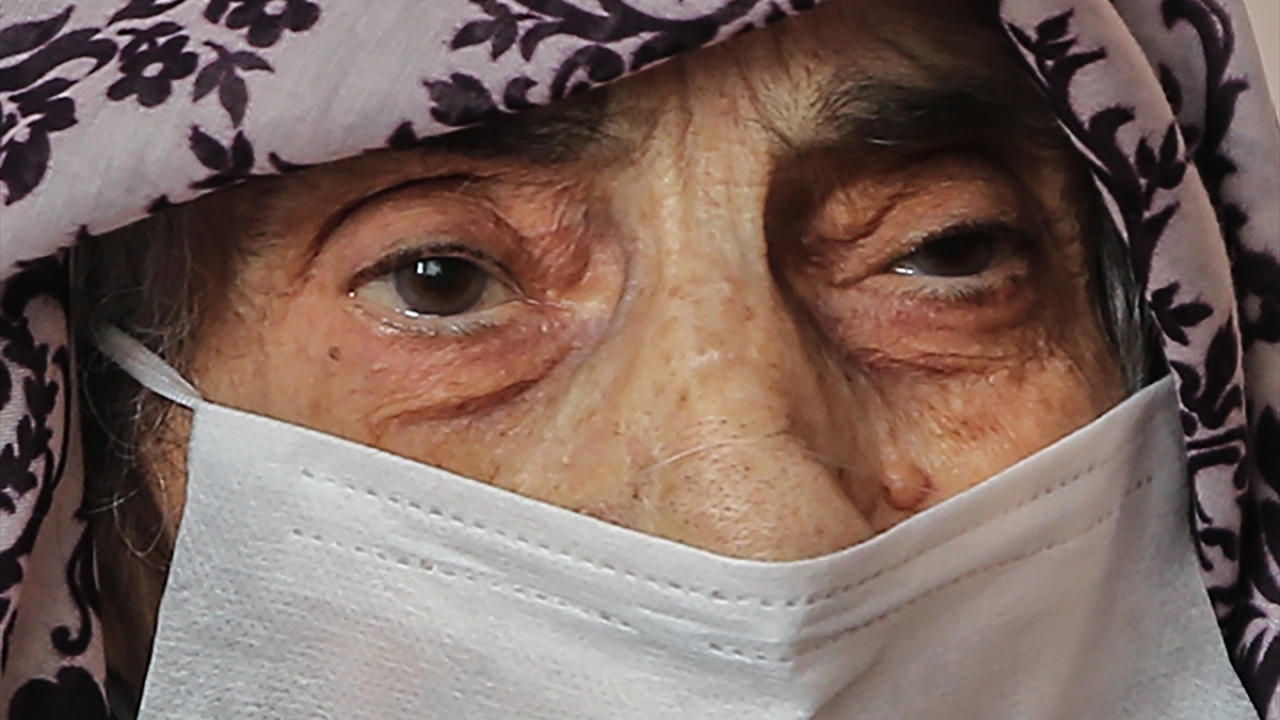 İlerleyen yaşına rağmen sabahları erkenden uyanan, her gün 5 vakit namazını kılan Karadeniz, her Malatyalı gibi kayısıyı çok seviyor. 