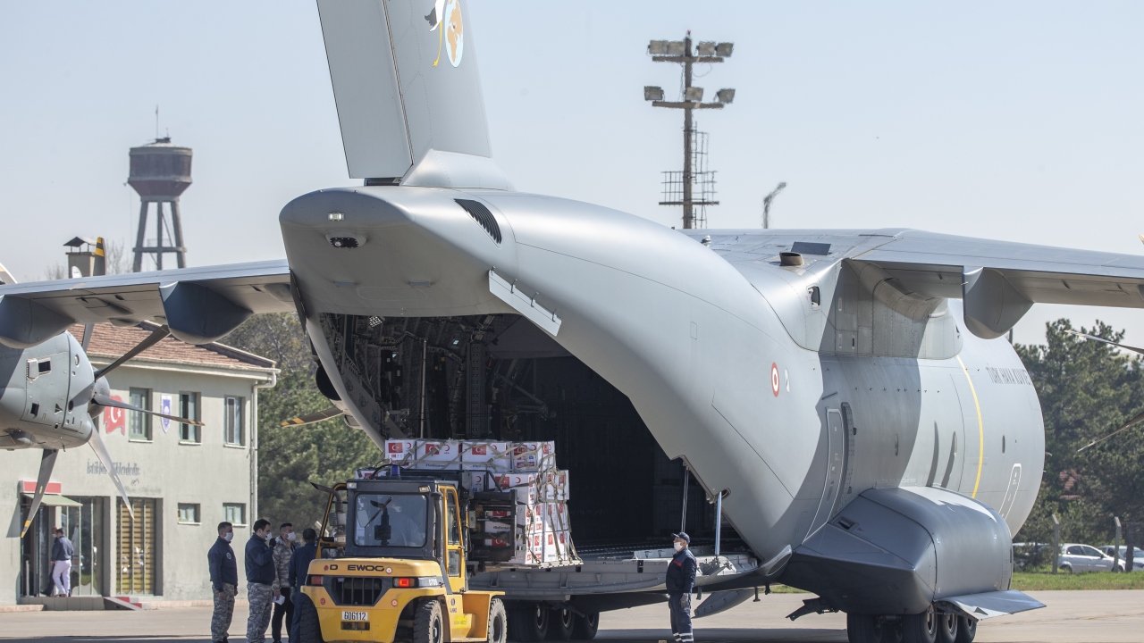 Türkiye`nin Kovid-19`la mücadeleye destek amacıyla dünya genelinde salgından etkilenen ülkelere yardımı sürüyor.
