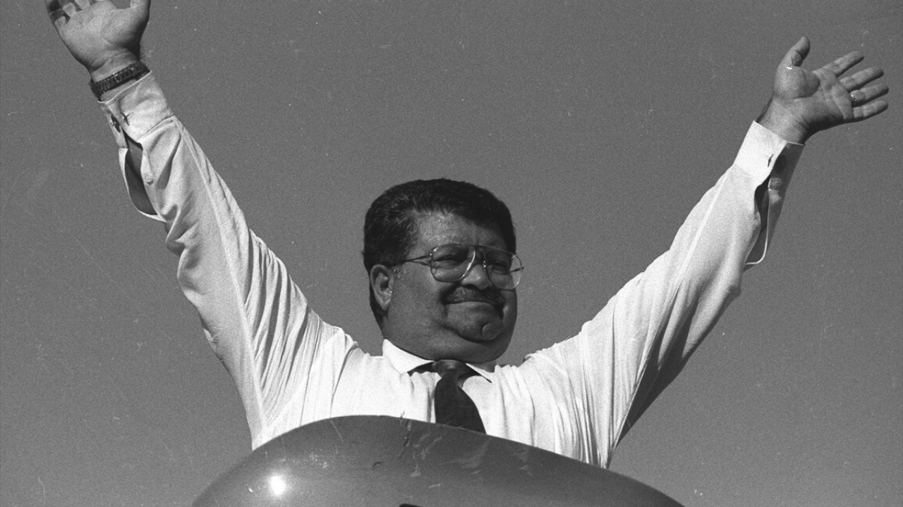 21 Temmuz 1986`da Başbakan Özal, Malatya`da halkı selamladı. (Arşiv)