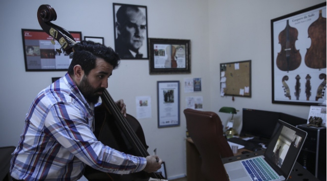 Konservatuvar öğrencilerine online ders