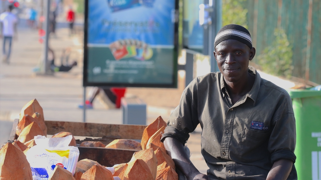 Her yıl birçok turisti ağırlayan ve çok sayıda uluslararası kuruluşun merkez ofislerinin yer aldığı Atlas Okyanusu kıyısındaki Dakar`da halk, asgari düzeyde de olsa işlerini yürütmenin yolunu arıyor. 