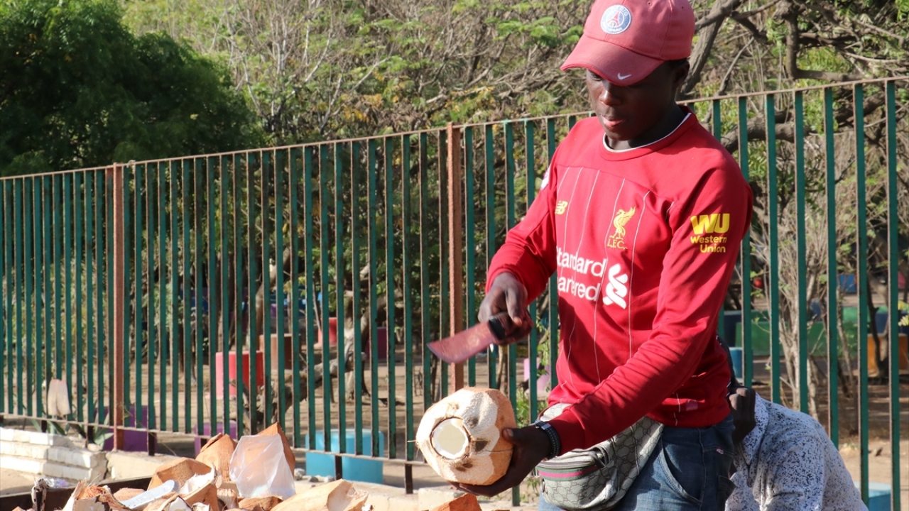 Tablalarına taze hindistan cevizlerini sıralayan satıcılar, özellikle akşam saatlerinde işten dönenleri bekliyor. 