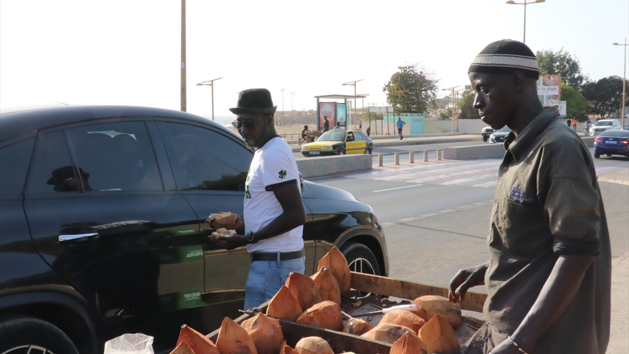 Dakar sahil yolu üzerindeki Cheikh Anta Diop Üniversitesi önünde taze hindistan cevizi tezgahı bulunan 23 yaşındaki Halilibrahim Camara, bu işe nasıl başladığını anlattı.