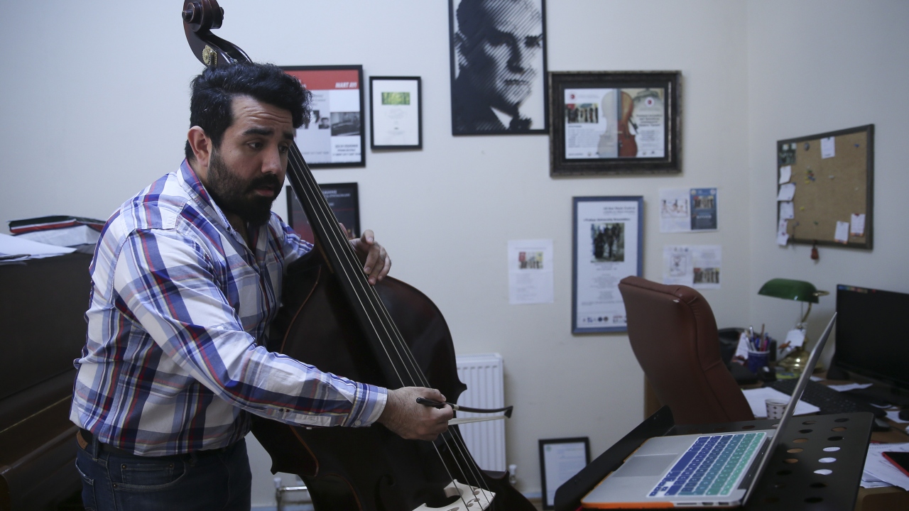 Okuldaki ders saatlerine göre evlerinde hazır olan öğrenciler, hem deslerinden geri kalmıyor hem de karantina günlerini verimli geçiriyor.