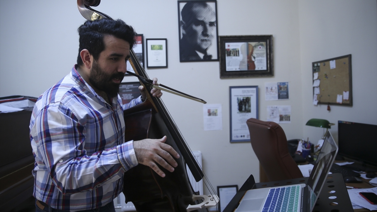 Yılmaz, öğretmenlerin müzik, solfej, dikte teori ve enstrüman gibi dersleri canlı yayında öğrencilerine anlattığını, bunun yanında edebiyat, felsefe, Türkçe, sosyal bilgiler ve matematik derslerinin de online bağlantılarla verildiğini ifade etti.