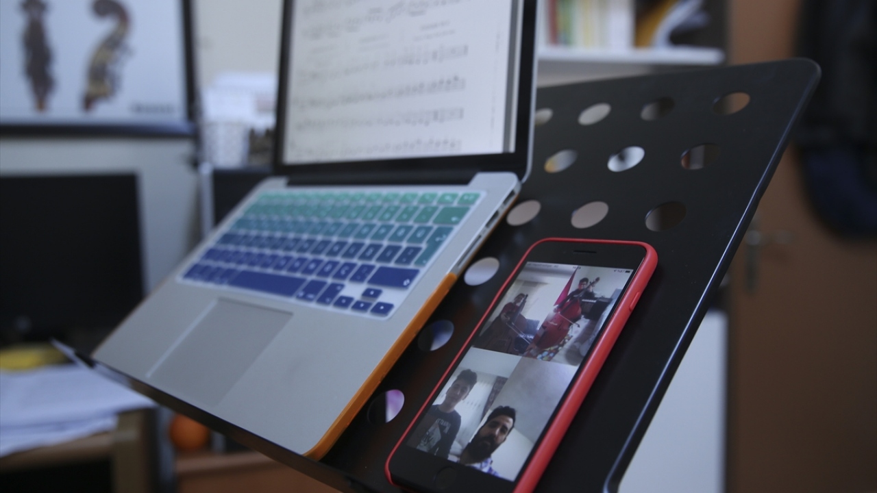 Keman bölümü 8. sınıf öğrencisi Ceylin Karabulut, koronavirüs nedeniyle yeni bir eğitim öğretim modeli uygulandığını ifade etti. 