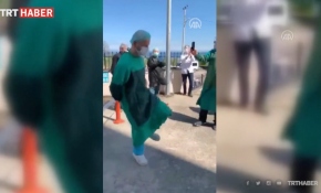 Tedavisi tamamlanan doktor hastaneden horon ile uğurlandı