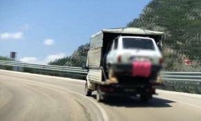 Kamyonet kasasında otomobil taşıdı