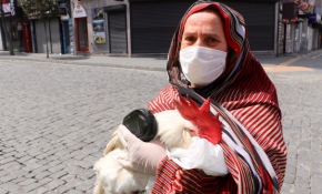 155'ten izin alıp hasta horozunu veterinere götürdü