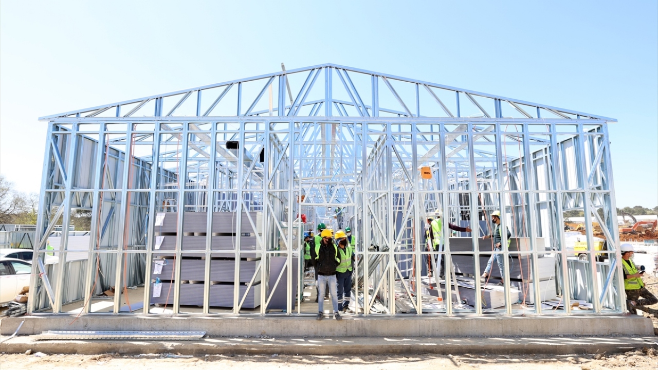 Cumhurbaşkanı Recep Tayyip Erdoğan`ın yapılacağını duyurduğu Sancaktepe`deki bin yataklı hastanenin inşaat çalışmaları tüm hızıyla devam ediyor. 