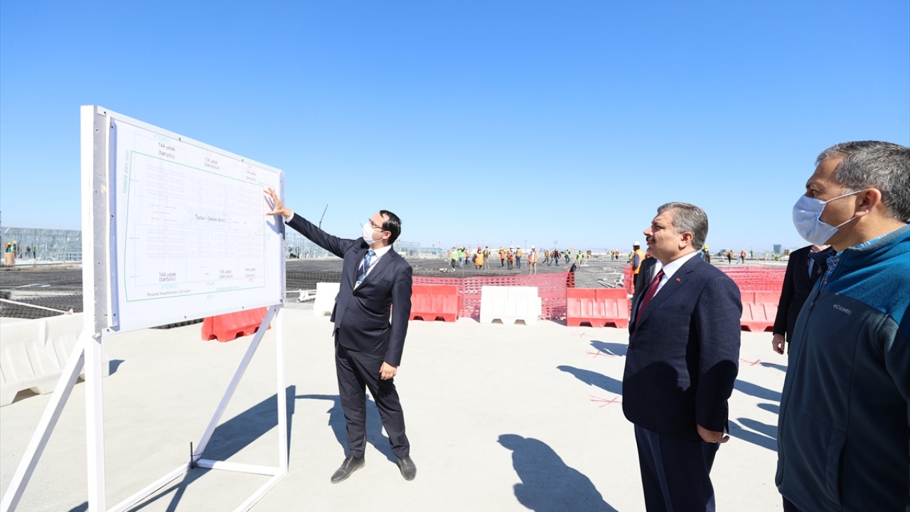 Sağlık Bakanı Fahrettin Koca da ilçenin Sarıgazi Mahallesi`nde bulunan inşaat alanına gelerek, yapımı devam eden hastanenin proje çalışmaları hakkında yetkililerden bilgi aldı. 