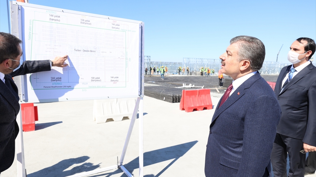  İnşaat sahasında çalışmalarını aralıksız sürdüren işçilerle de selamlaşan Koca, hastanenin örnek odasını da gezdi. 