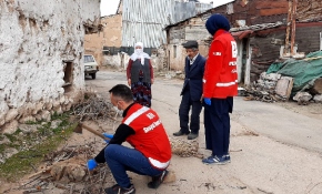 Yaşlı çiftin odunlarını Vefa ekipleri kırdı
