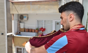 Evinin balkonundan tulum eşliğinde mahalleye moral veriyor