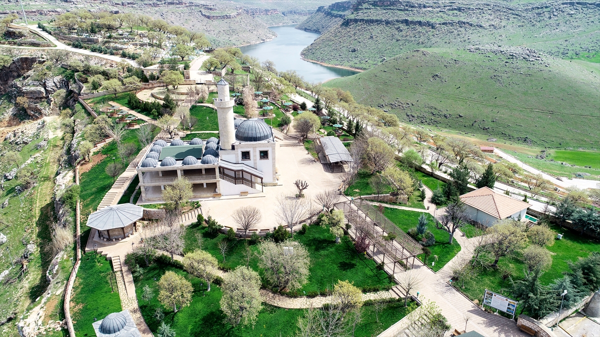 "Evde kal" çağrılarına uyulması dolayısıyla cadde ve sokakların boş kaldığı ilçedeki sakinlik drone ile görüntülendi.