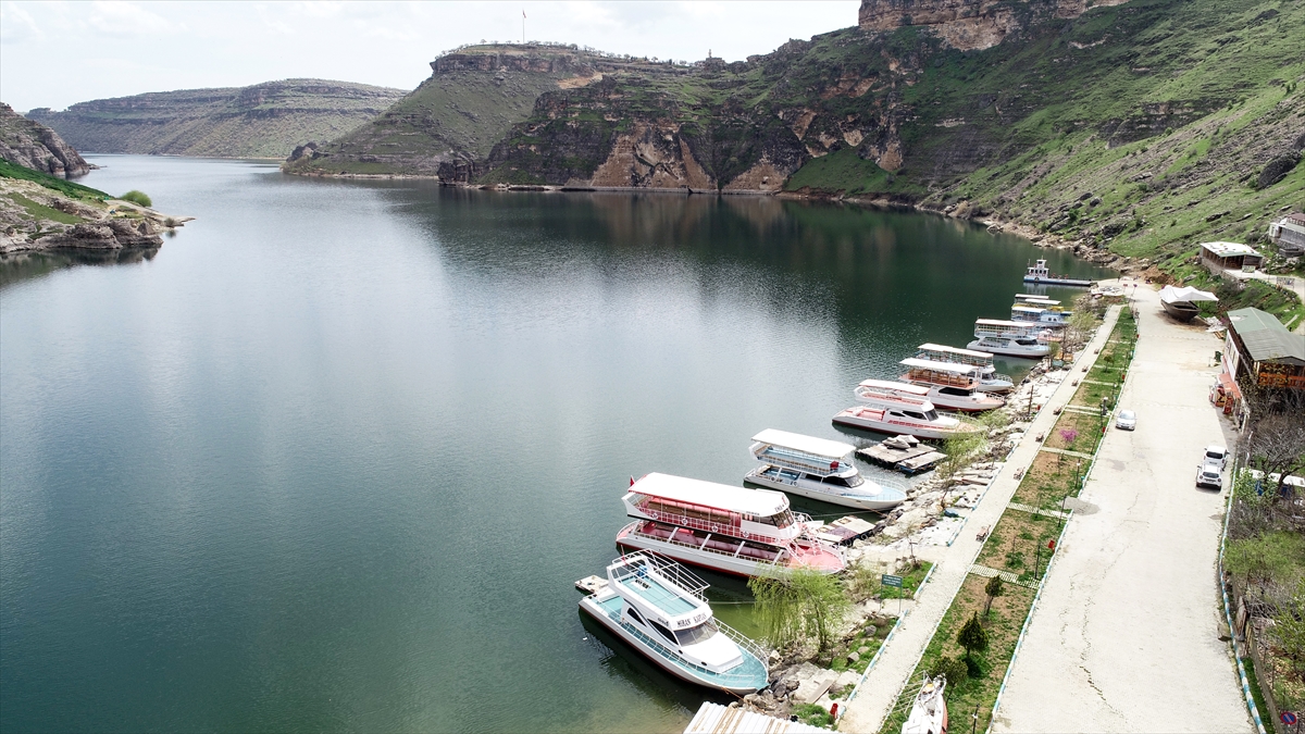 Önceden Kralkızı Baraj Gölü, sur sarnıçları, göl kıyısındaki çardakları, restoranları, kır kahveleri ve gezinti tekneleriyle Türkiye`nin dört bir yanından gelen misafirleri ağırlayan ilçede bugünlerde sessizlik hakim.