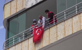 Şehit babasının bayrak isteğini vefa destek grubu yerine getirdi