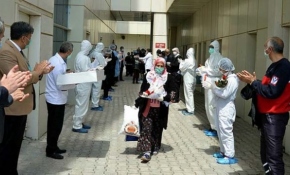 Koronavirüs tedavisi gören aynı aileden 10 kişi alkışlarla taburcu oldu