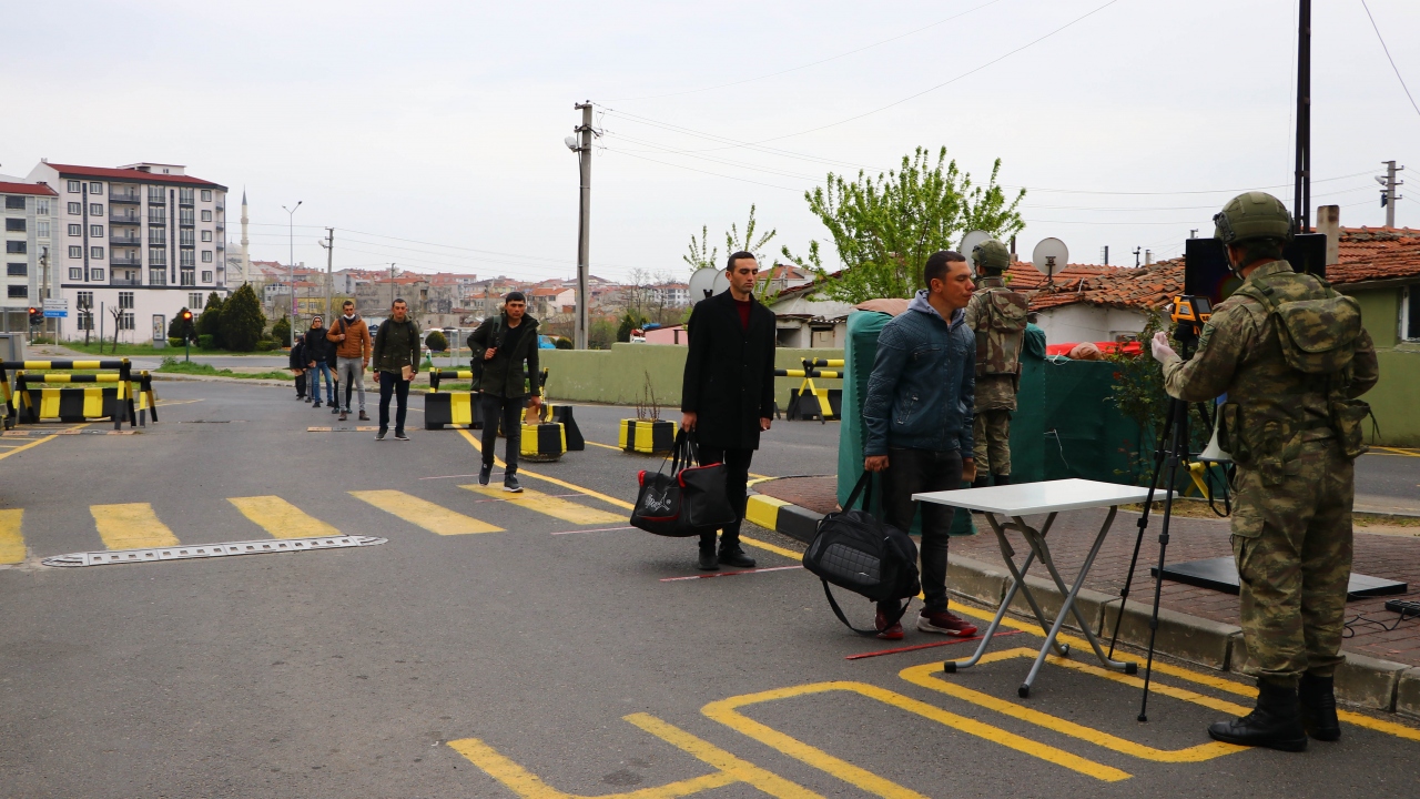Vatani görevlerini yapmak üzere Tekirdağ`daki birliklerine gelen erler, salgınla mücadele kapsamında kontrollerden geçiriliyor. 