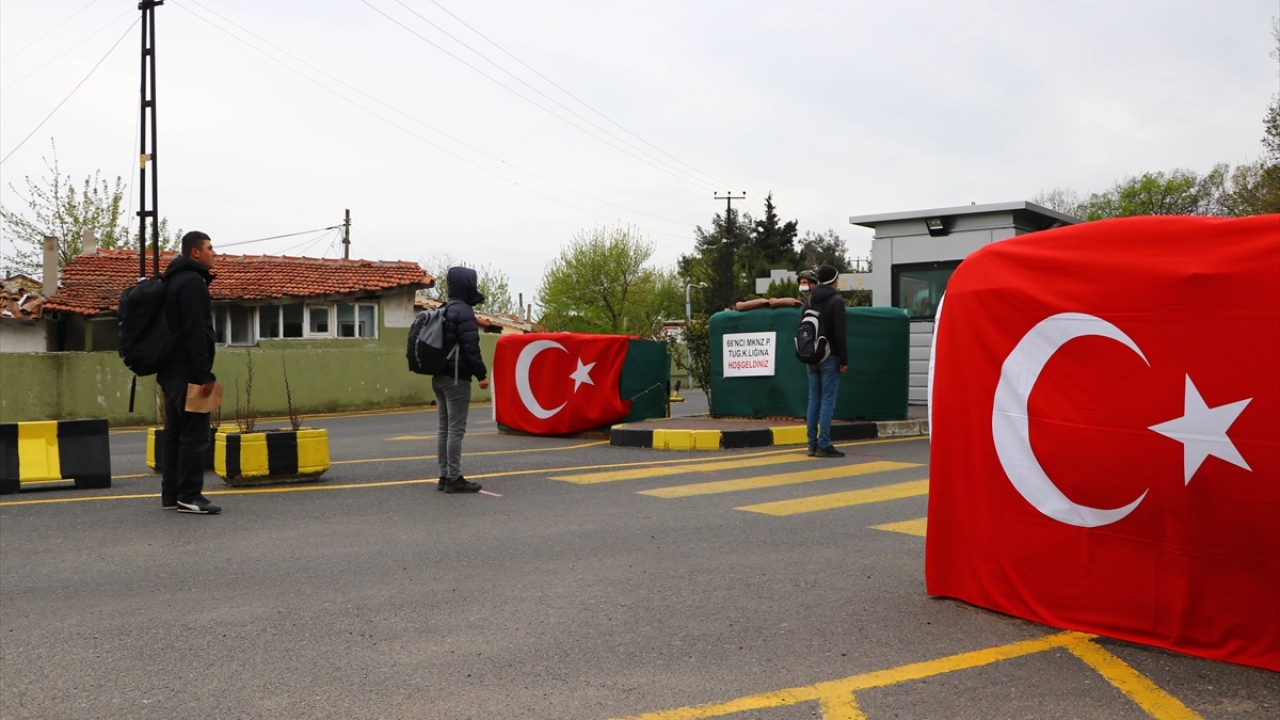 Sosyal mesafe kuralına uymaları konusunda uyarılan erlerin vücut ısıları, termal kameralarla ölçülüyor. 