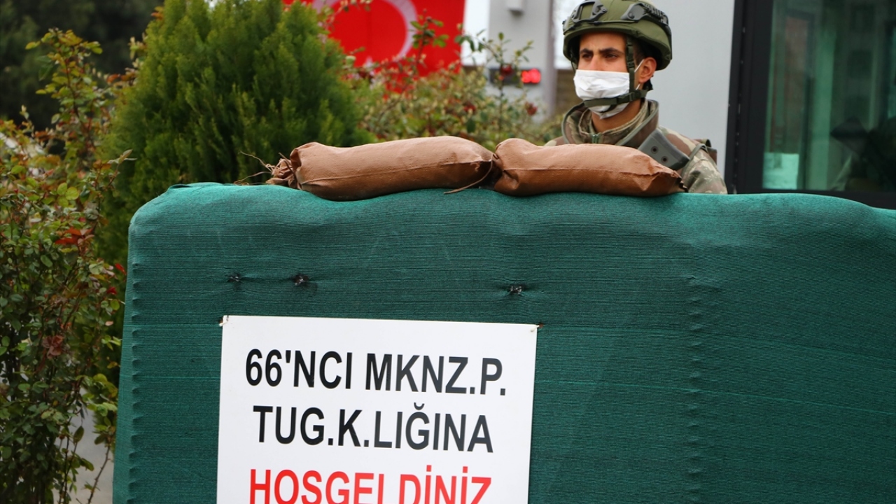 Yeni gelen erler 21 gün geçici gözlem yerinde misafir edildikten sonra, diğer askerlerin arasına katılabiliyor.