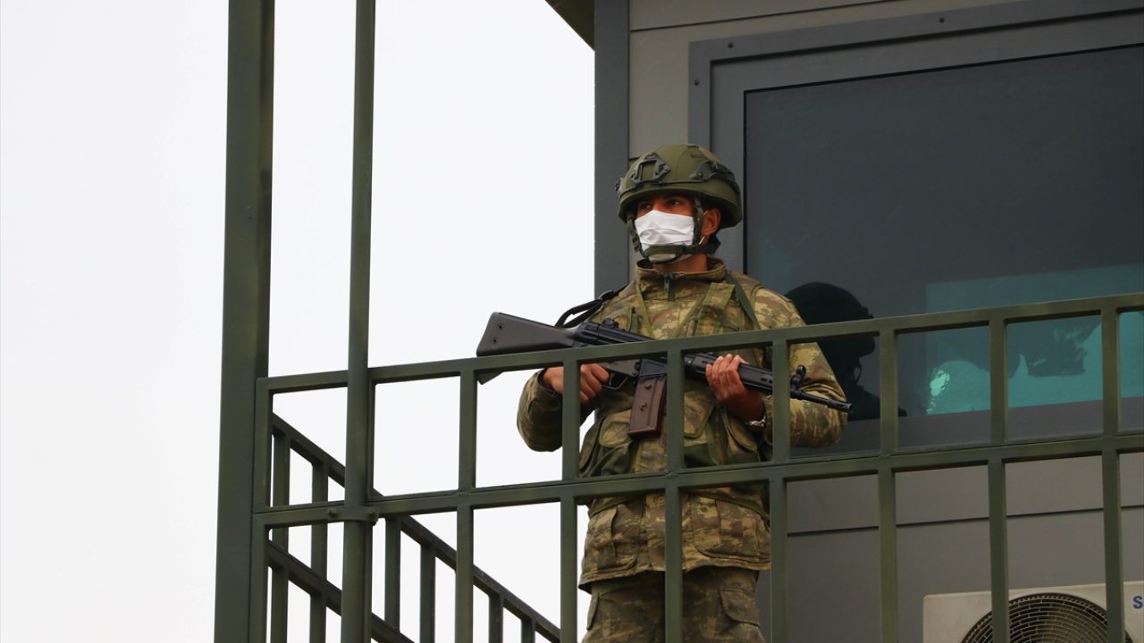 Nöbet kulelerinde de bir er kulede, diğer er ise alt tarafta duruyor. Kulede nöbet tutan askerler maske takıyor.