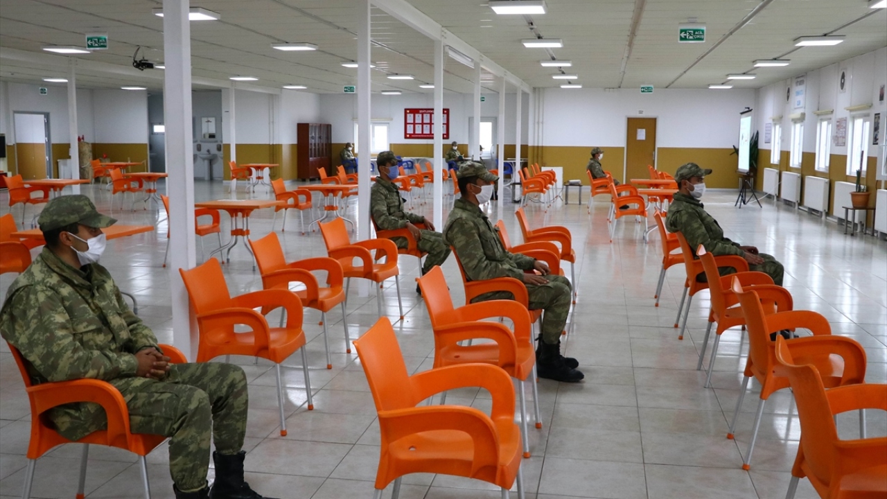 Gazino ve kantinde de masalara sosyal mesafe kurallarına uyularak oturuluyor.