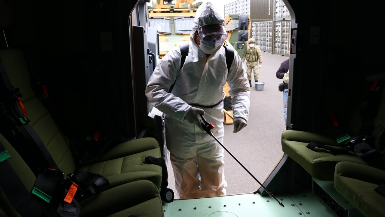 Askeri araçlar ve personel araçları her kullanımdan önce ve sonra dezenfekte ediliyor.